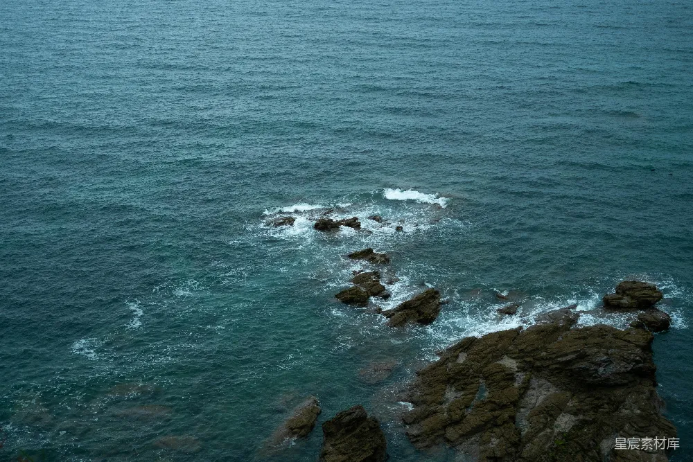 高清摄影 海岸 岩石 海洋 自然风光 宁静 海岸礁石与波涛