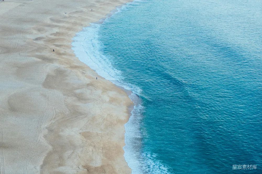 高清摄影 海滩 海浪 自然风光 航拍 宁静 海滩与海浪的交响曲
