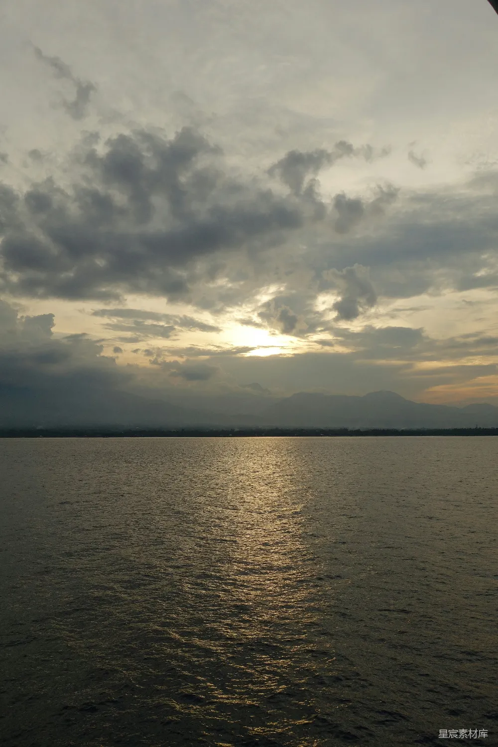 高清摄影 海景 日落 宁静 自然风光 海滩 夕阳下的宁静海景