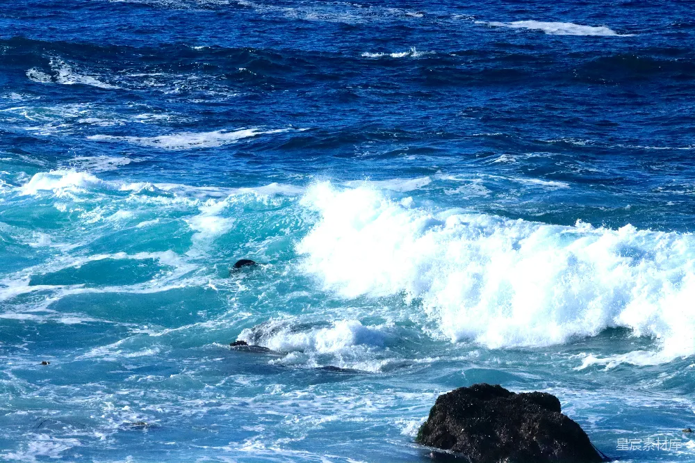 高清摄影 海洋 自然 动态 蓝色 海岸 海浪拍打岩石