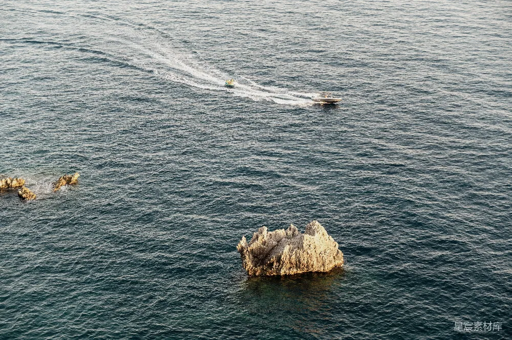 高清摄影 海上 快艇 岩石 追逐 休闲 海上快艇追逐岩石