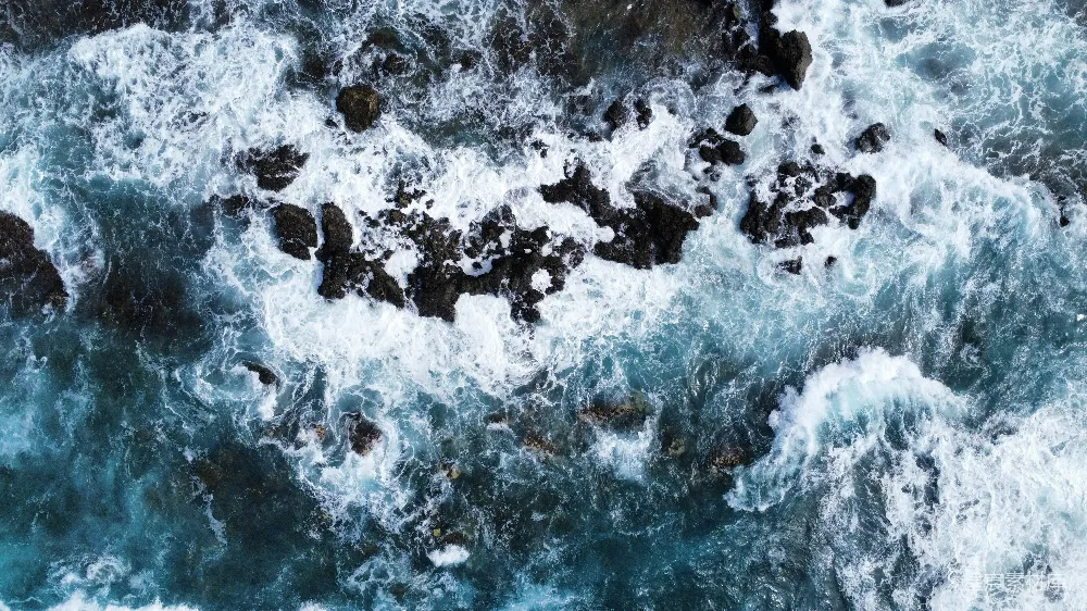 高清摄影 自然 海洋 航拍 海岸线 动态 俯瞰岩石海岸的波涛