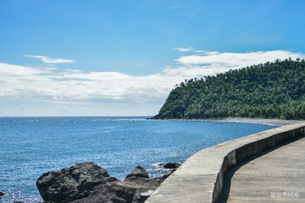 高清摄影 热带风情 海岸风光 户外休闲 自然美景 旅游目的地 热带海岸线与混凝土栈道