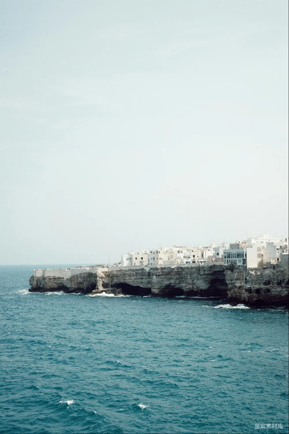 高清摄影 海景 小镇 悬崖 宁静 自然 悬崖边的宁静小镇