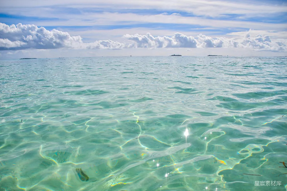 高清摄影 海滩 海景 自然 夏日 宁静 清澈的海面与阳光的反射