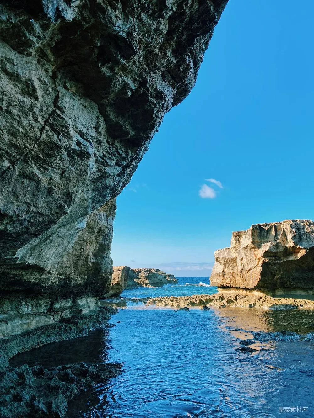高清摄影 岩石 海景 自然 风景 宁静 岩石间的海景