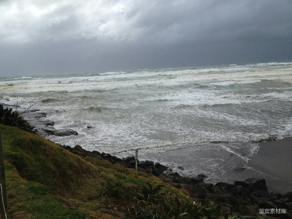 高清摄影 海岸线 风暴 自然风光 阴天 海洋 风雨中的海岸线
