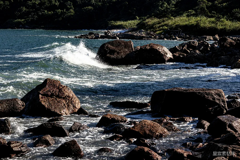 高清摄影 自然风光 海岸线 岩石 海浪 宁静 岩石与海浪的交响曲