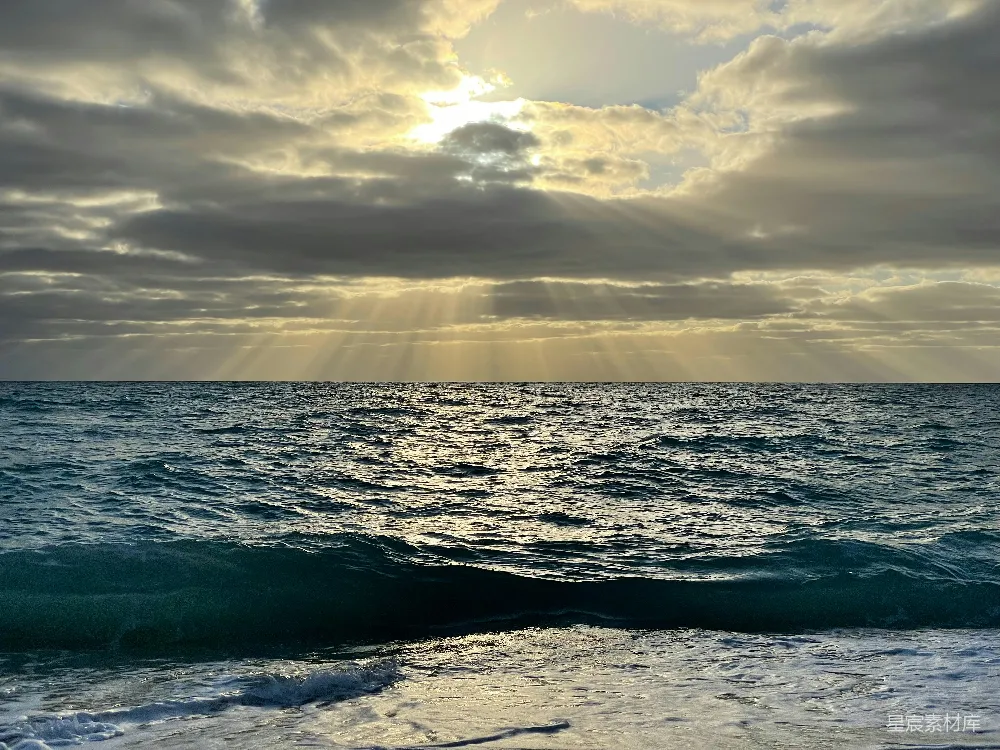 高清摄影 海景 日出 自然风光 宁静 光影效果 海上的阳光穿透云层