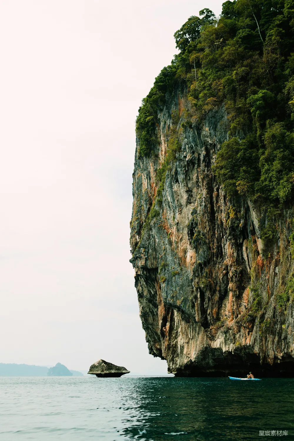 高清摄影 自然风光 户外探险 风景摄影 自然之美 宁静 独舟于海边峭壁前