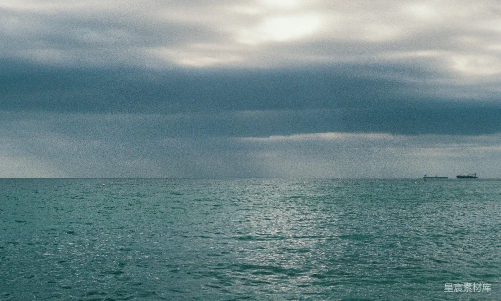 高清摄影 海景 平静 阴天 船只 自然 静谧海面