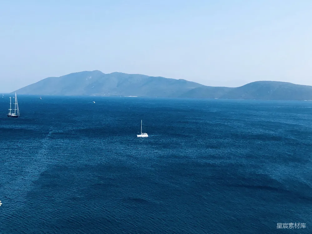 高清摄影 海洋 帆船 山景 宁静 自然 宁静的蓝色海洋与远山