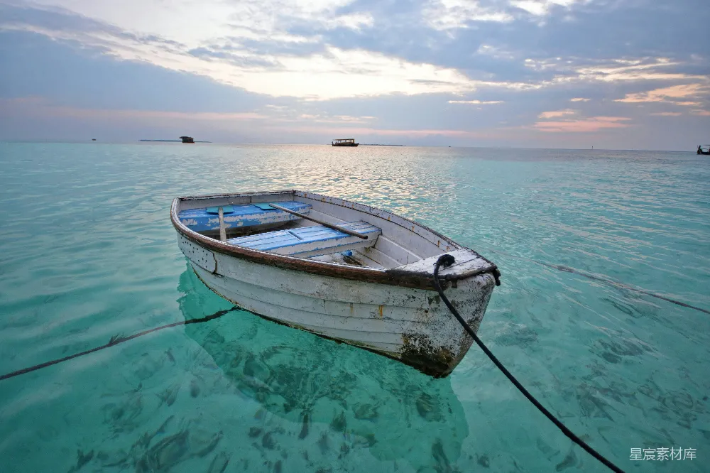 高清摄影 海滩 夕阳 宁静 小船 海洋 静谧的海上孤舟