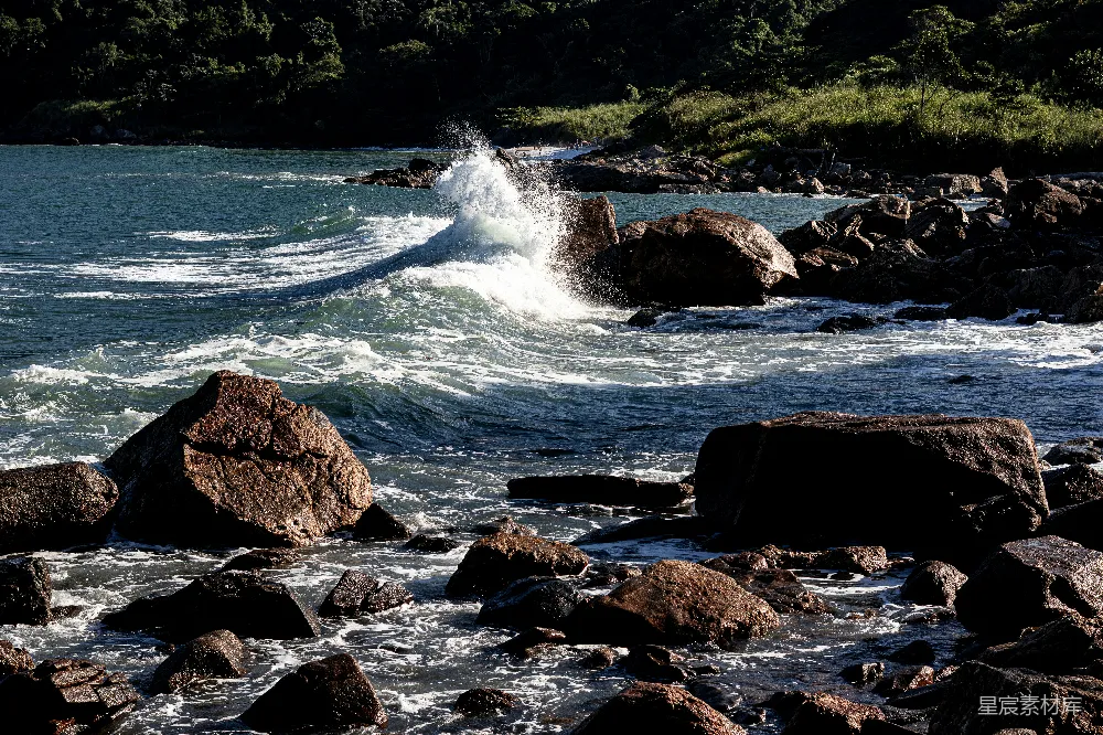 高清摄影 海岸线 自然风光 波浪 岩石 户外 岩石海岸的波浪