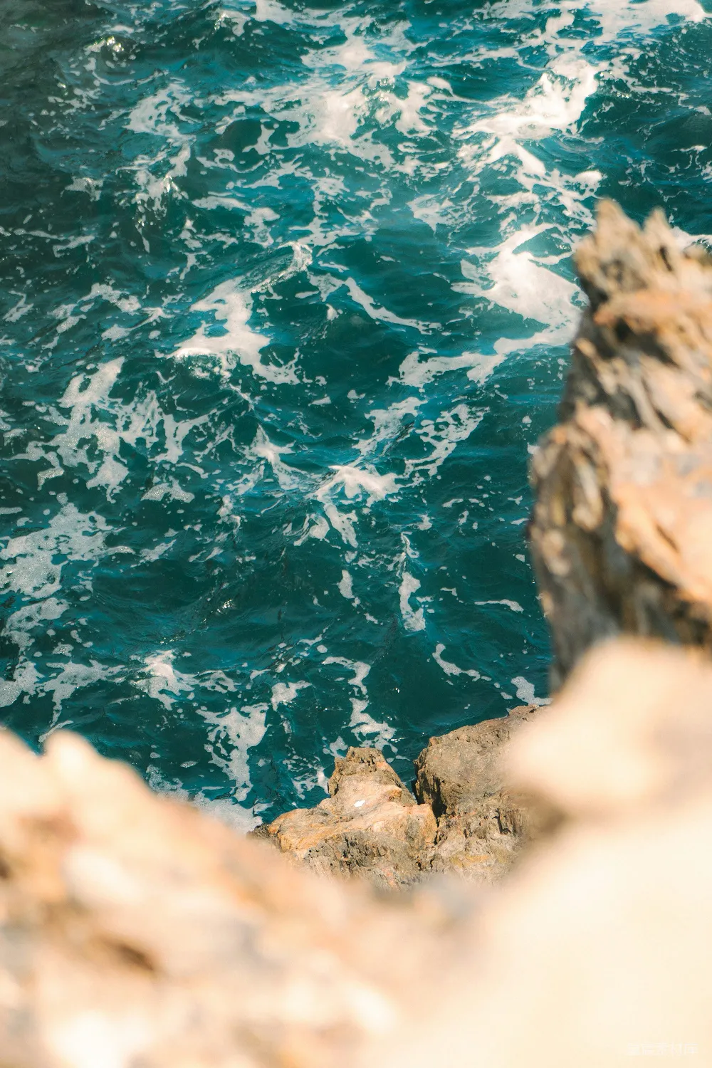 高清摄影 海洋 自然 岩石 海岸 风景 海岸边的波浪