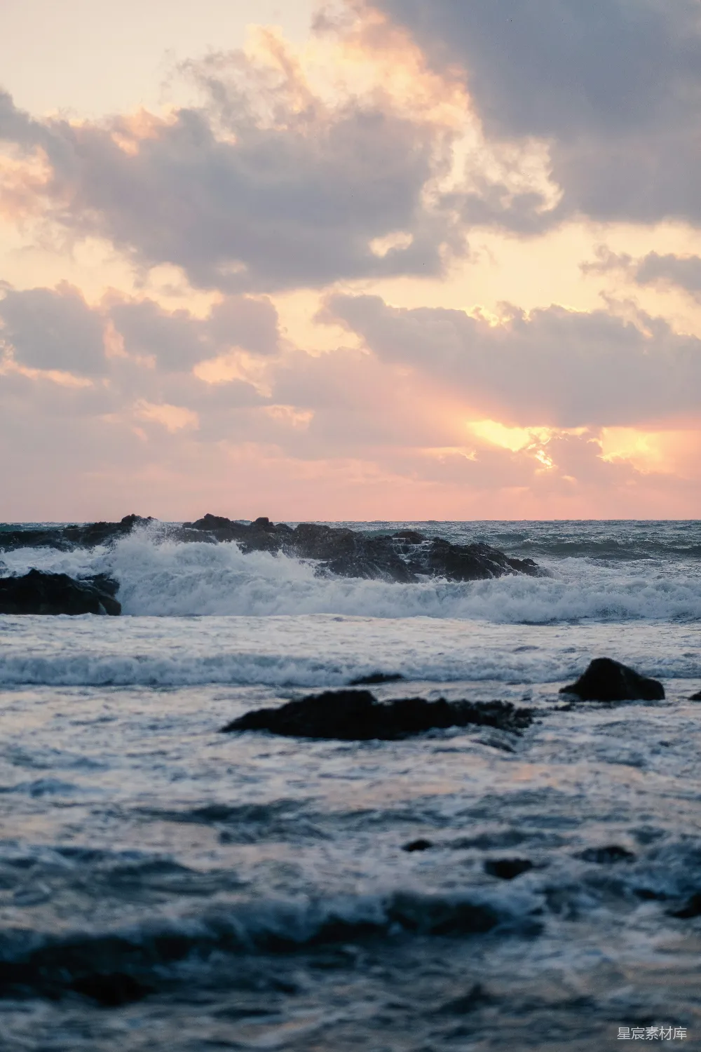 高清摄影 海浪 日落 自然风光 海滩 宁静 夕阳下的海岸波浪
