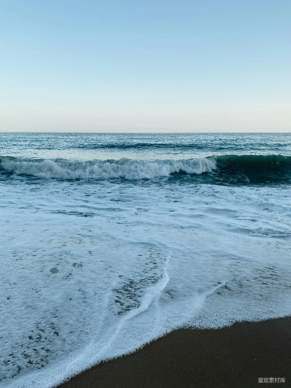 高清摄影 海滩 自然 清晨 宁静 海景 海浪拍打沙滩