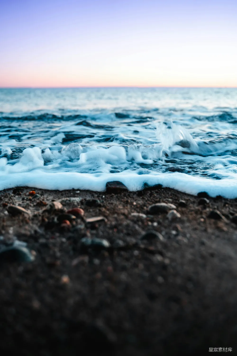 高清摄影 海滩 海浪 泡沫 宁静 自然 海浪拍打岸边的泡沫