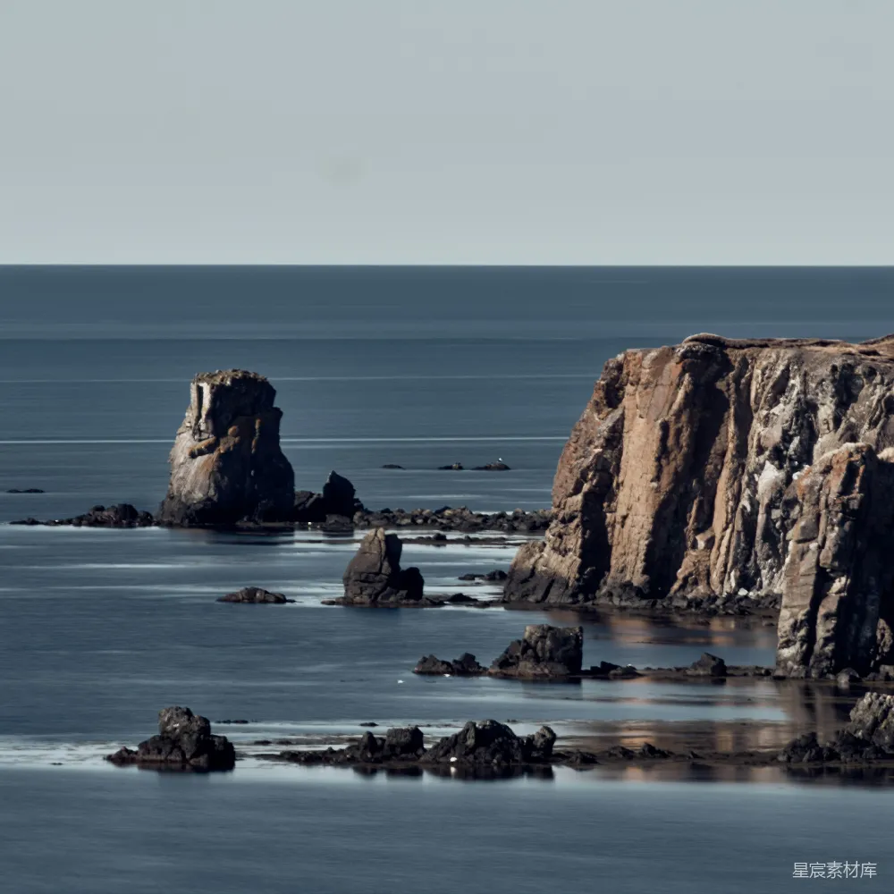高清摄影 海岸线 自然风光 风景摄影 宁静 岩石 海边礁石与宁静的海面