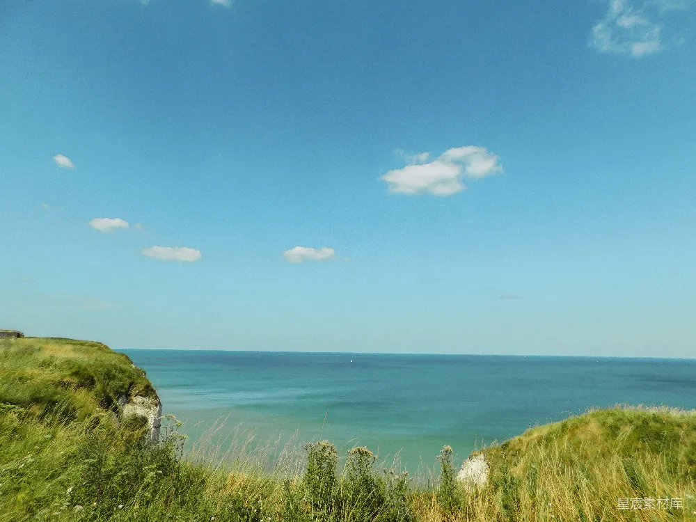 高清摄影 海滩 风景 自然 宁静 夏日 海边的蓝天与草地