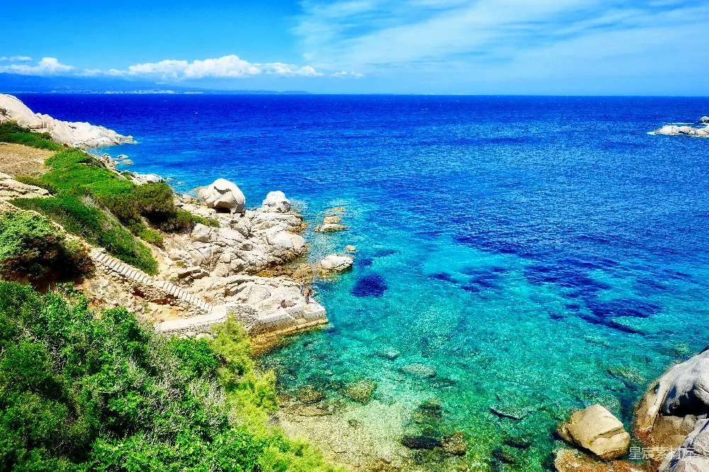 高清摄影 海滩 自然风光 度假 海岸线 风景 碧海蓝天与岩石海岸