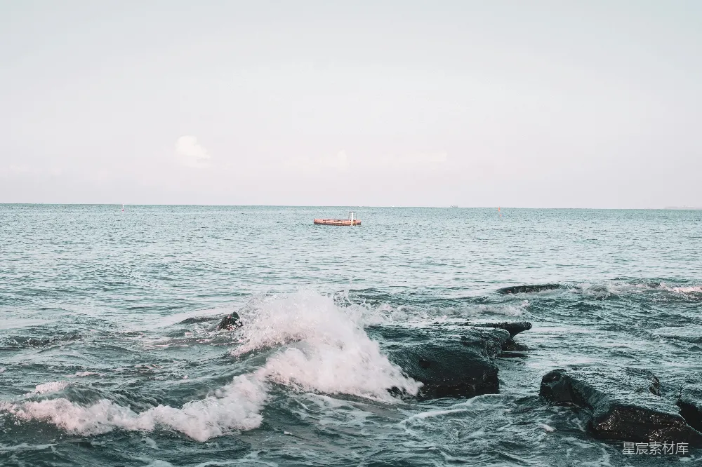 高清摄影 海浪 岩石 宁静 自然 户外 海浪拍打岩石的宁静时刻