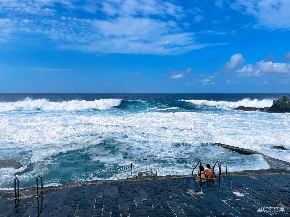 高清摄影 海岸线 游泳池 自然风光 休闲 夏日 海边的泳池时光