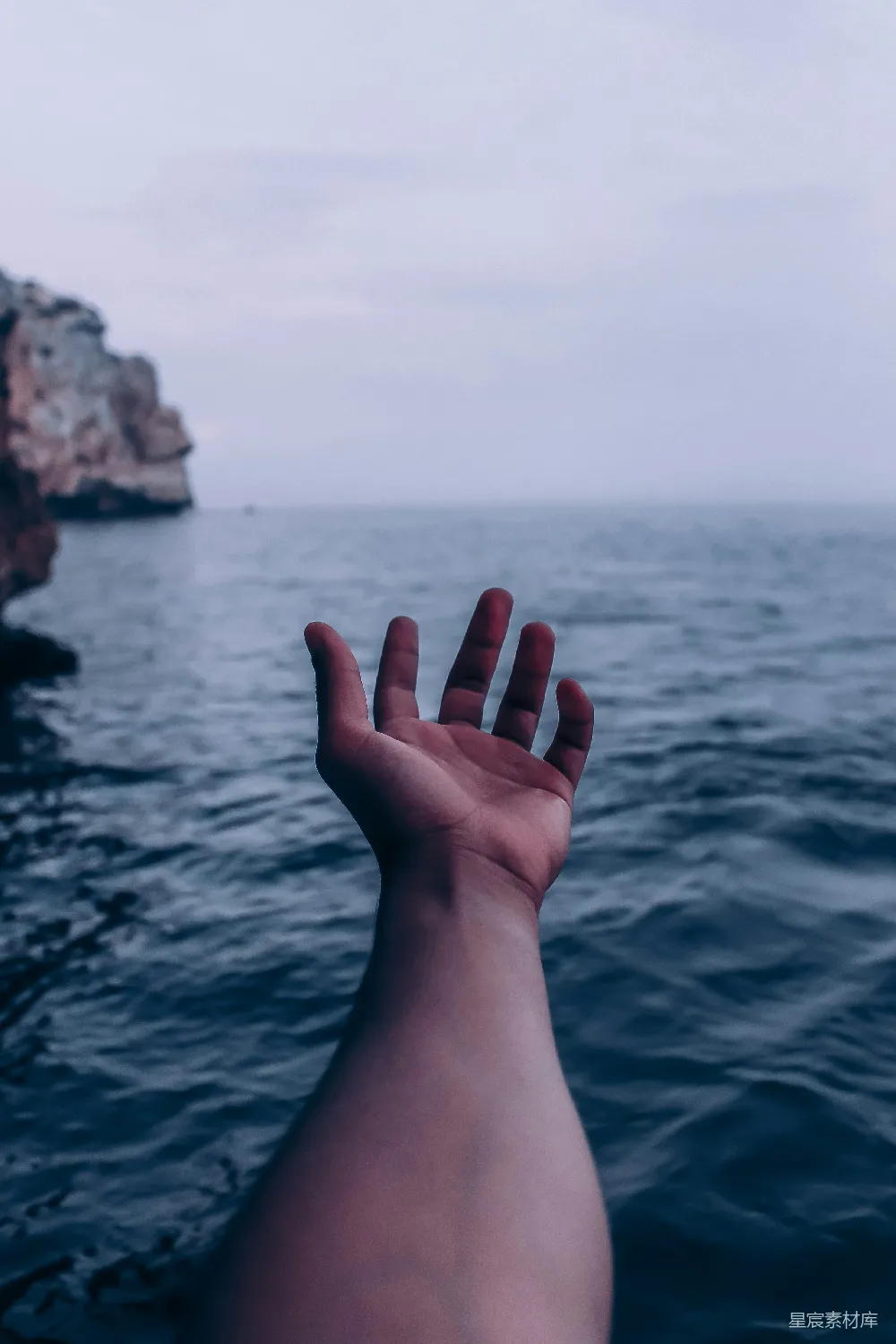 高清摄影 手 海景 自然 宁静 个人视角 触碰大海的手