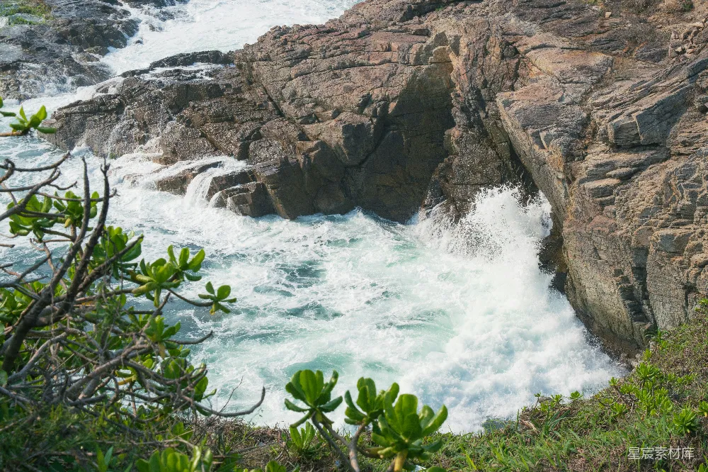 高清摄影 海岸线 自然风光 海洋 岩石 动态 岩石海岸的波浪冲击