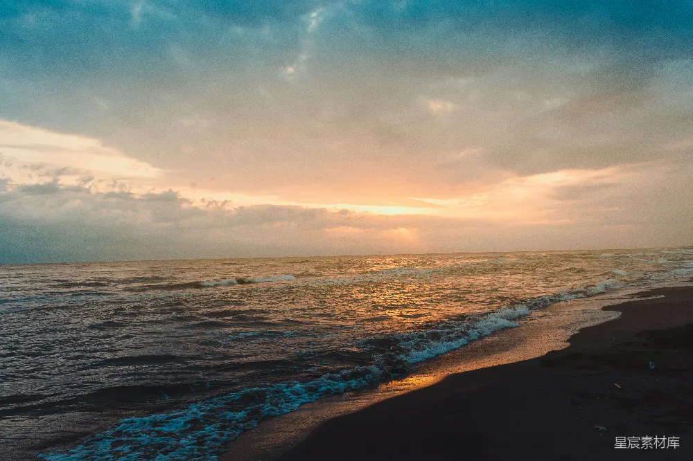 高清摄影 海滩 日落 自然风光 宁静 海洋 夕阳下的沙滩与海浪