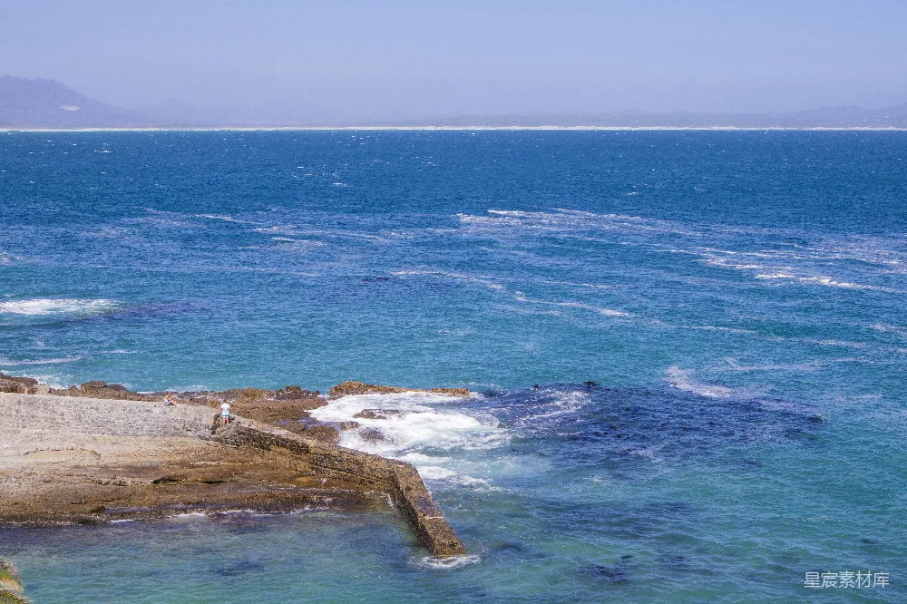 高清摄影 海岸线 自然风光 海浪 休闲 度假 海岸边的宁静与波浪
