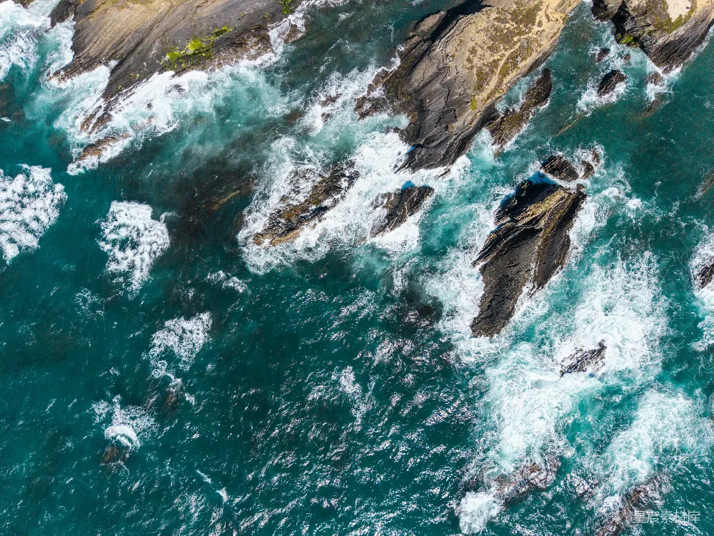 高清摄影 海浪 岩石 航拍 自然 海洋 海浪冲击岩石的航拍视角