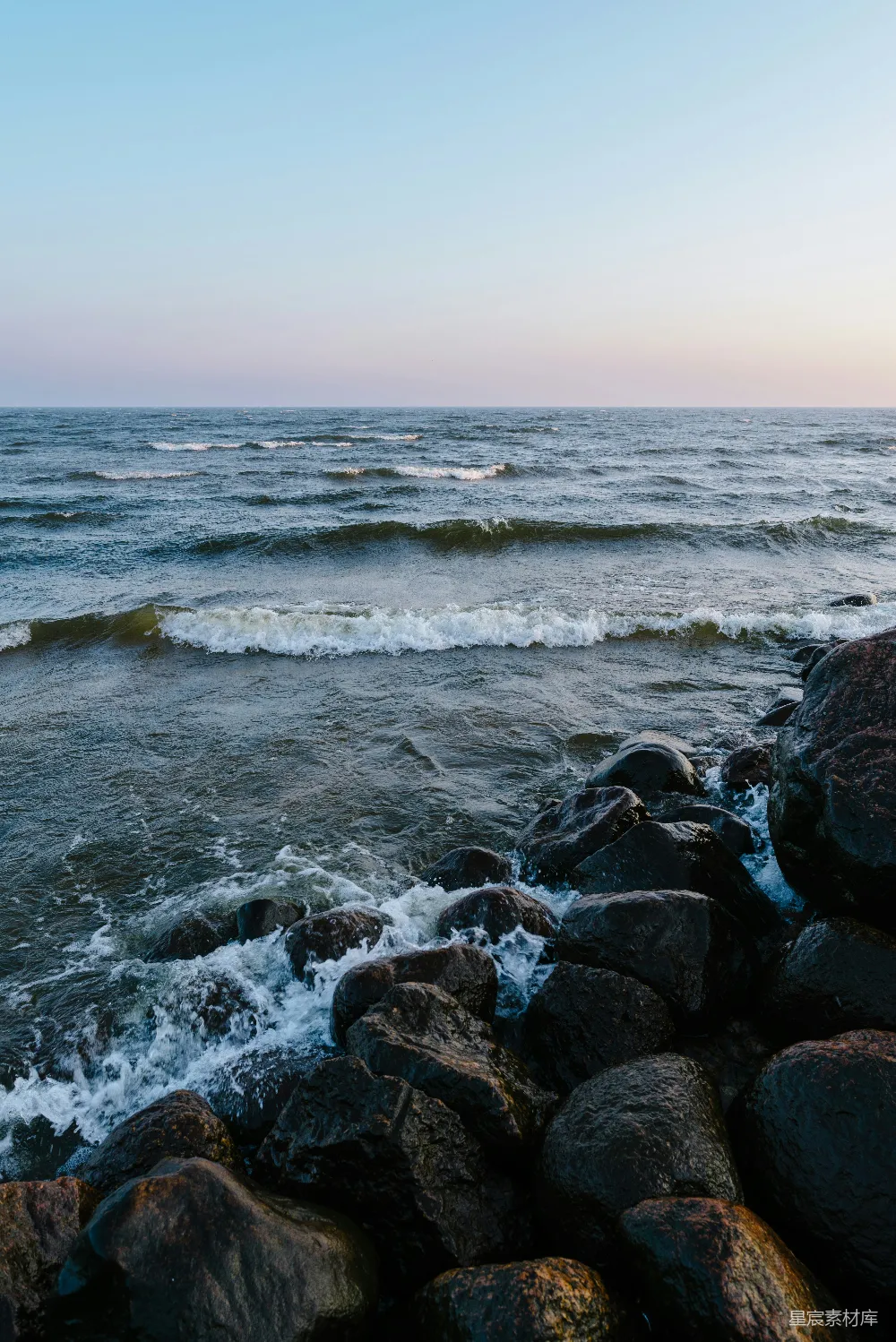 高清摄影 海岸 海浪 岩石 自然 宁静 海岸上的岩石与海浪