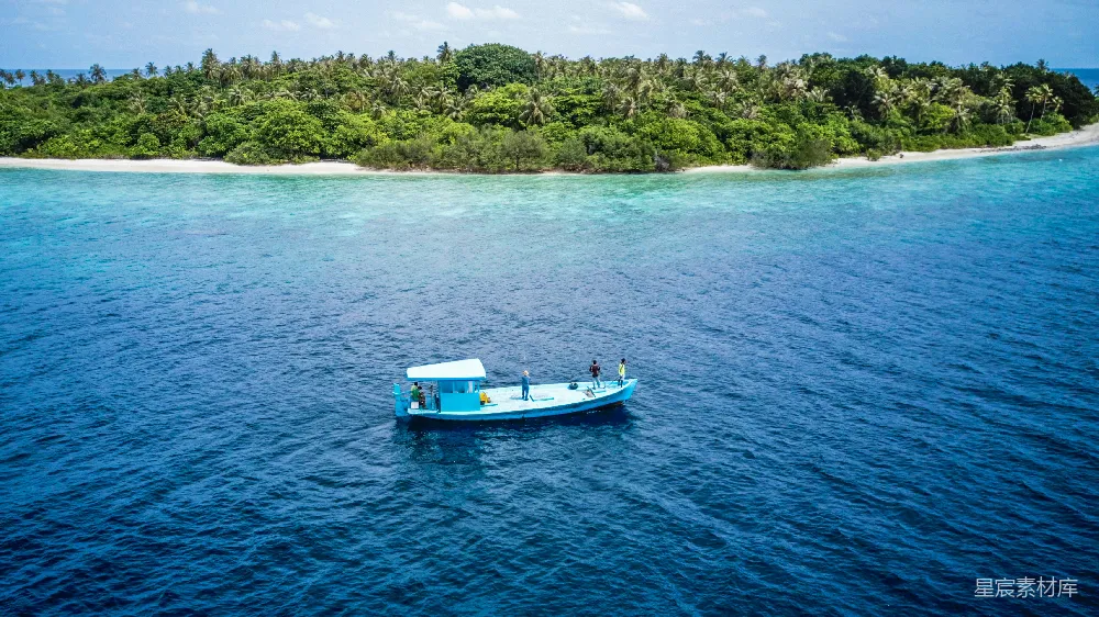 高清摄影 海滩 海洋 小船 热带风情 自然风光 海边的蓝色小船