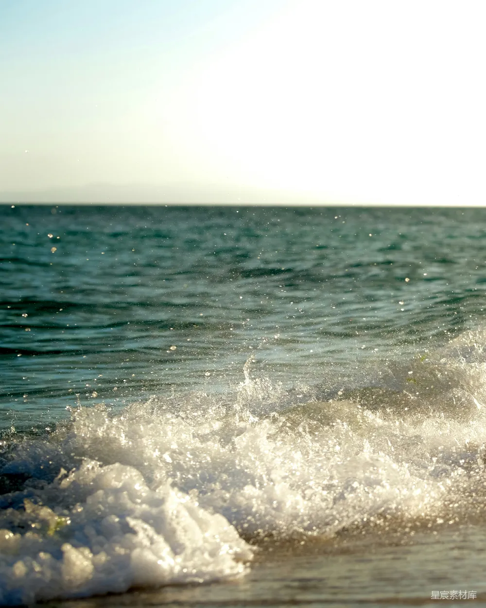 高清摄影 海浪 清晨 自然美景 水花 宁静 晨光中的海浪