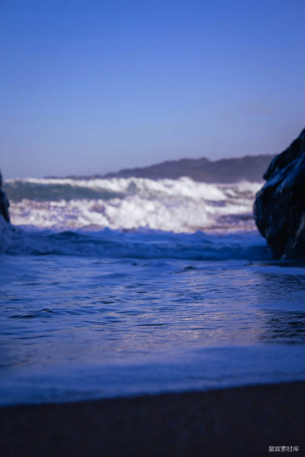 高清摄影 海浪 岩石 海岸 自然 宁静 海岸上的海浪与岩石