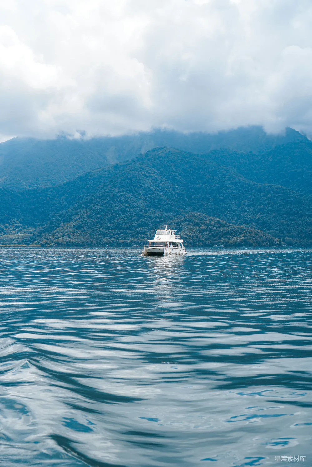 高清摄影 湖景 帆船 自然风光 宁静 旅游 湖上独行的帆船
