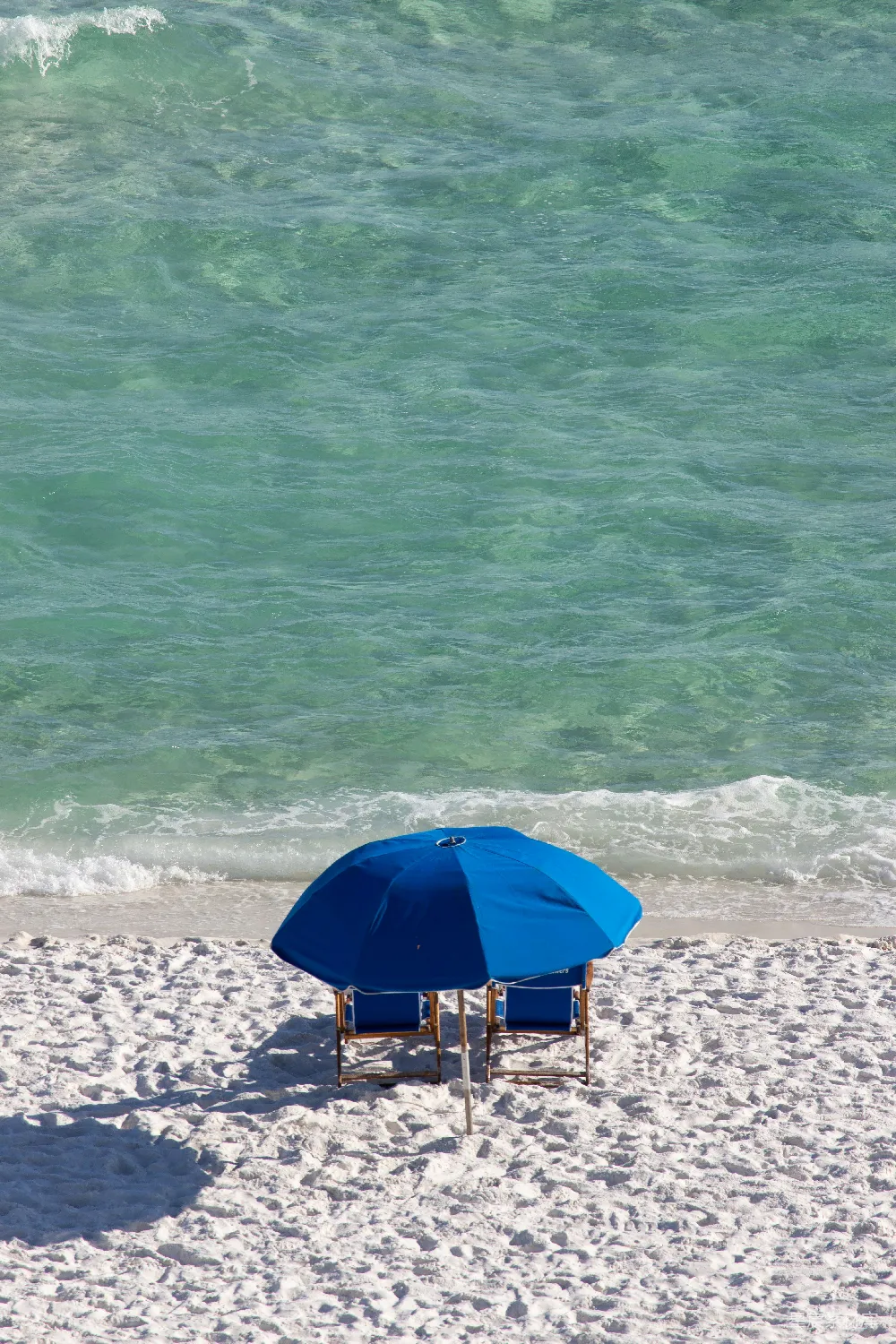 高清摄影 海滩 遮阳伞 夏日 旅行 放松 沙滩上的蓝色遮阳伞