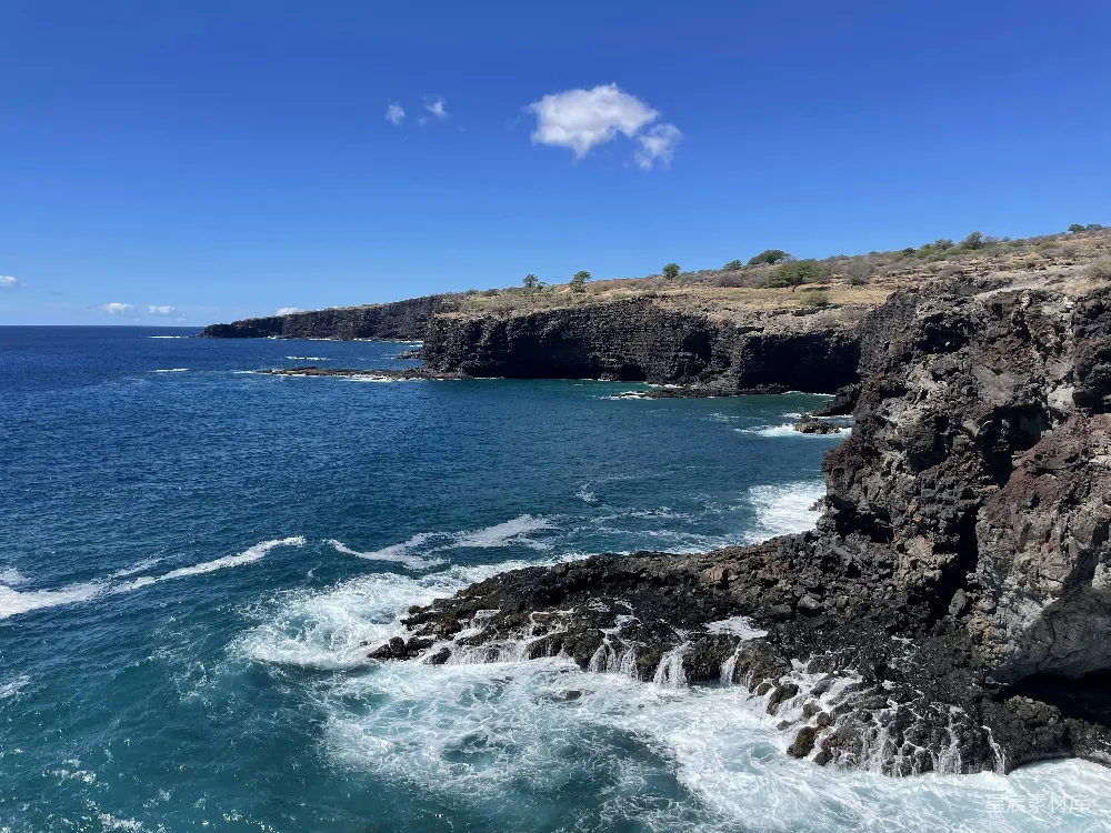 高清摄影 火山海岸 自然风光 海岸线 蓝色天空 海浪 火山海岸的壮丽景色