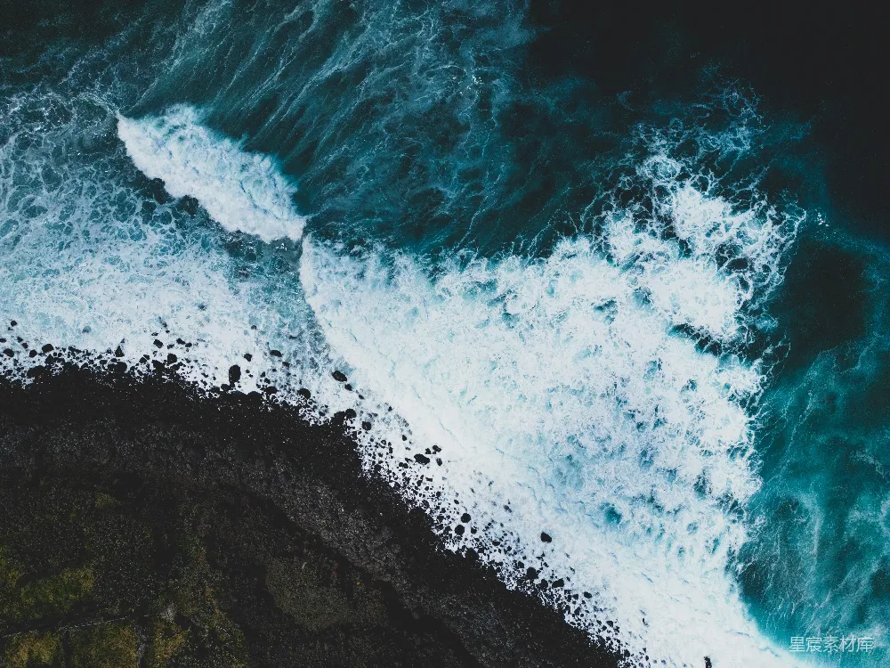 高清摄影 海浪 俯视图 自然 海岸线 蓝色 海浪拍打岩石的俯视图