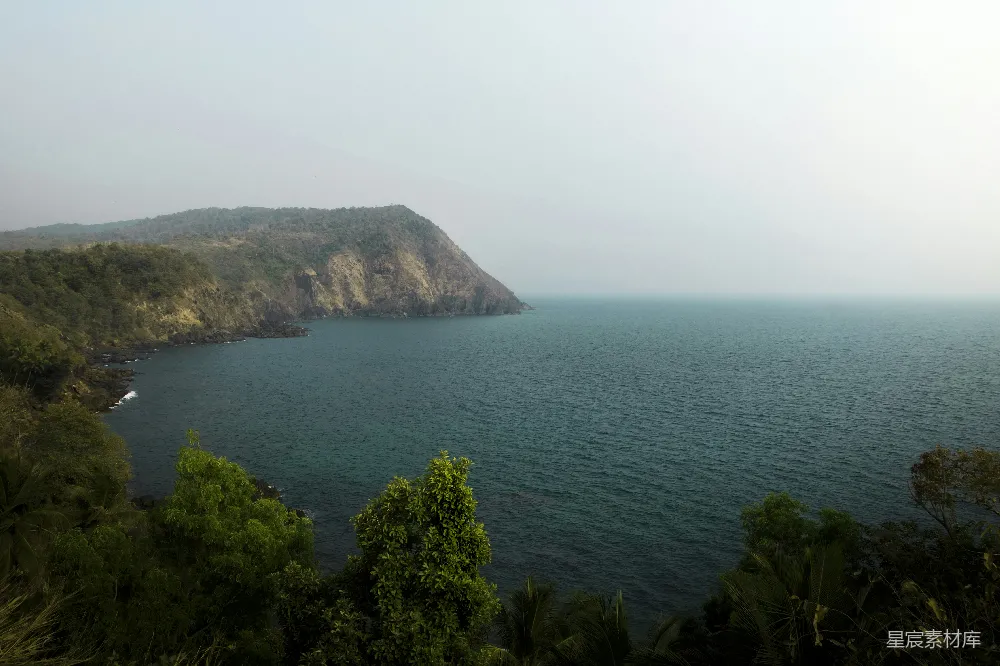 高清摄影 海岸线 雾气 自然风光 宁静 风景 雾蒙蒙的海岸线