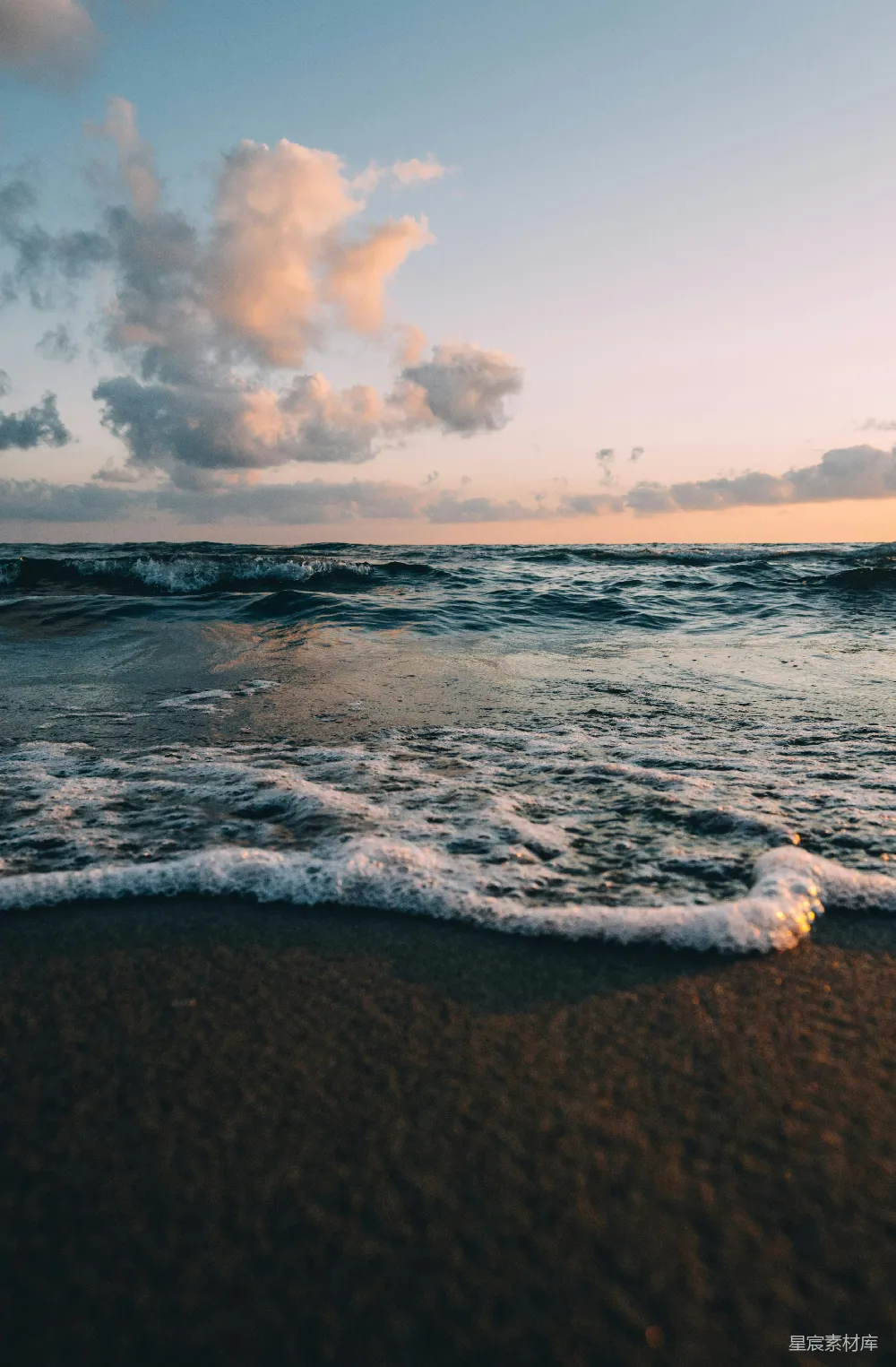 高清摄影 海滩 日落 波浪 自然风光 宁静 夕阳下的海滩与波浪