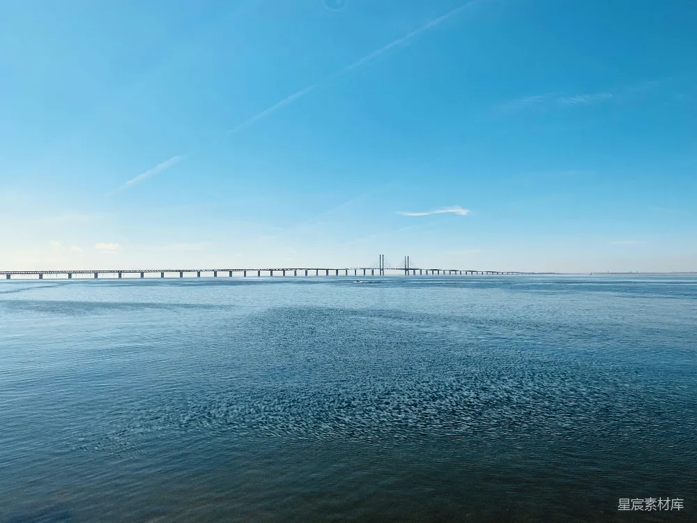 高清摄影 海景 桥梁 宁静 自然 风景 清澈的海面与远处的桥梁
