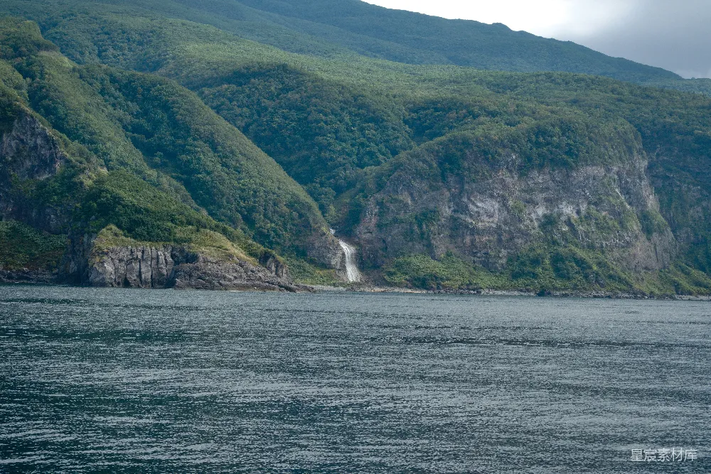 高清摄影 自然风光 瀑布 山脉 湖泊 宁静 山间瀑布与宁静湖泊