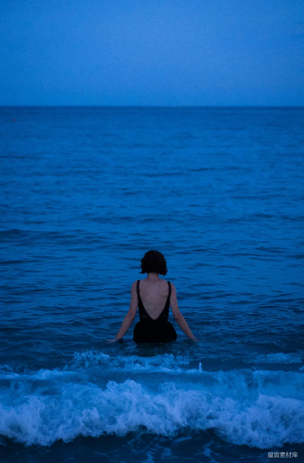 高清摄影 海滩 黄昏 宁静 海浪 背影 黄昏海边的宁静