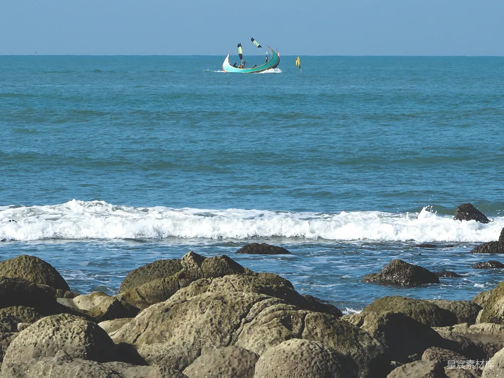 高清摄影 海洋 自然风光 帆船 海岸线 休闲时光 海浪与岩石上的帆船