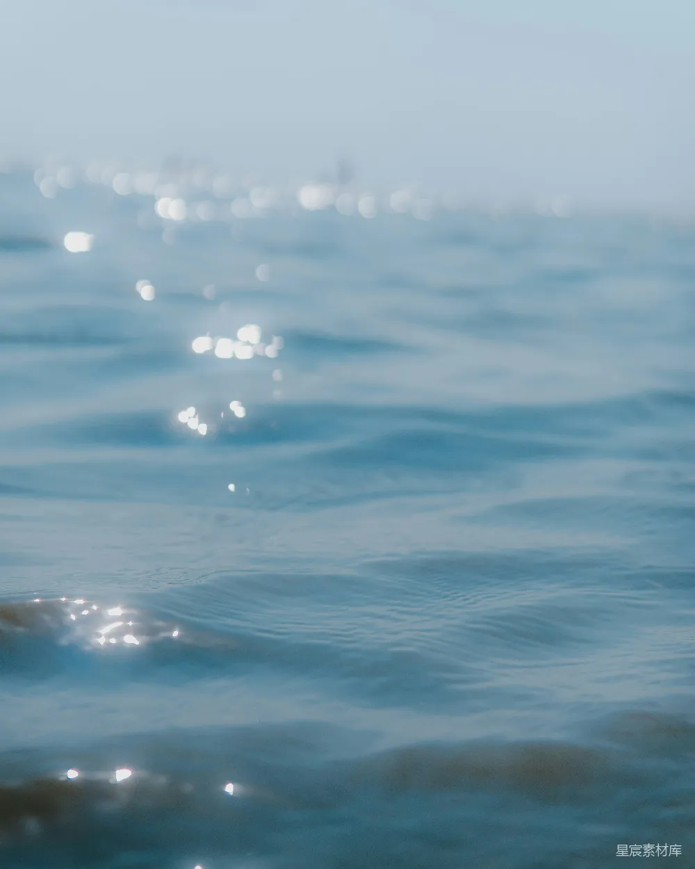 高清摄影 自然 平静 海滩 阳光 放松 水波粼粼的夏日海滩