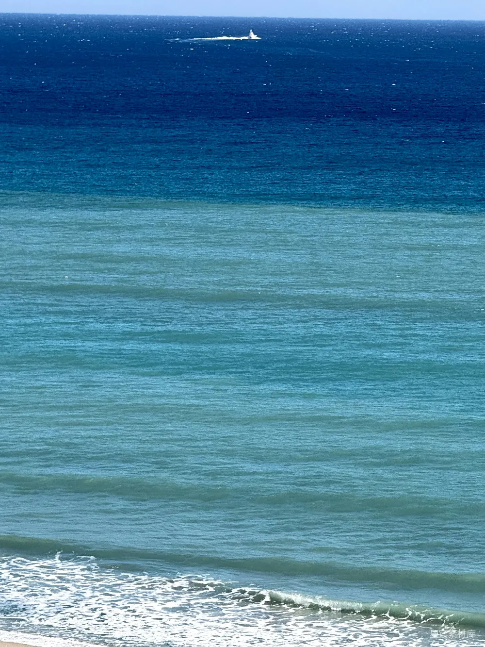 高清摄影 海洋 宁静 海岸线 自然风光 海景 海天一色的宁静海岸