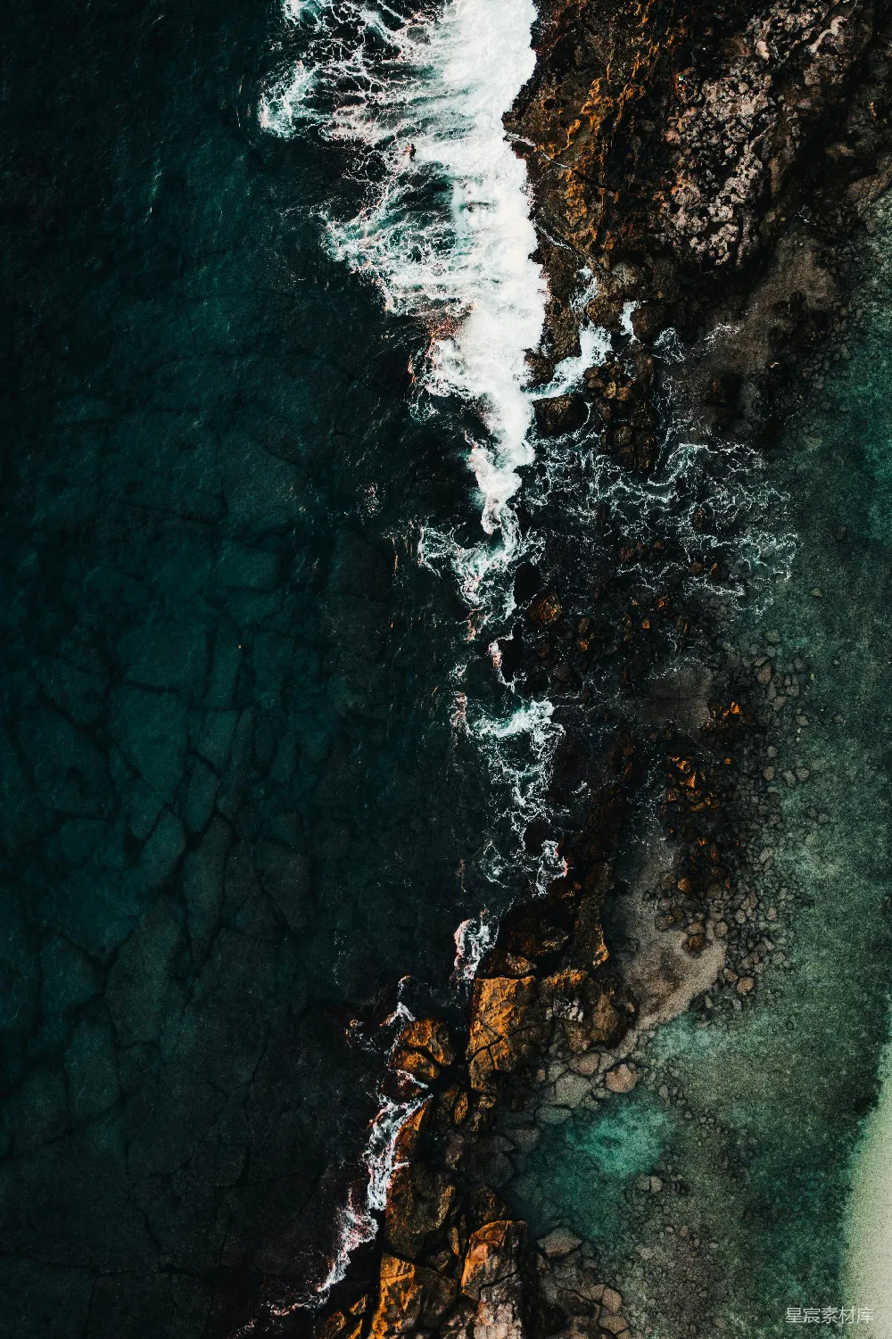 高清摄影 海洋 自然 俯瞰 岩石 波浪 波涛拍打岩石的俯瞰视角