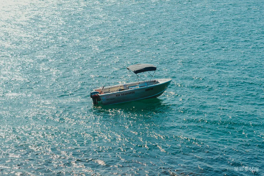 高清摄影 海景 小船 宁静 自然风光 休闲时光 海上的静谧小舟